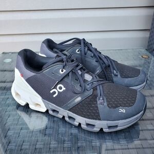 On Running Cloud Sneakers Men’s 9 Black White Athletic Shoes Comfort Walking